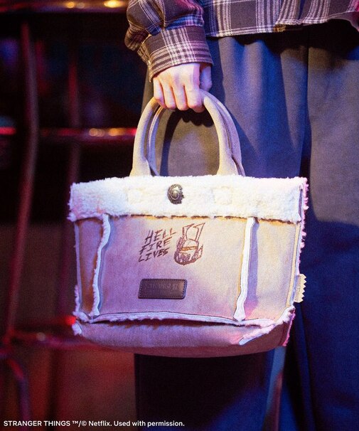 ■STRANGER THINGS×MINNETONKA フェイクスウェードボアバッグ