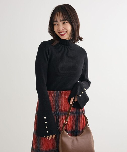 ・swing by 袖パールボタンフレアリブニット