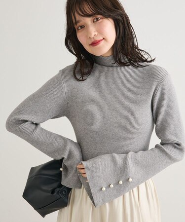 ・swing by 袖パールボタンフレアリブニット