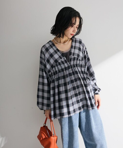 【しゃれシャツ】イージーケアVネックチェックブラウス