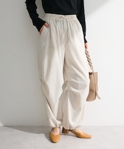 表面感サテンタックパンツ