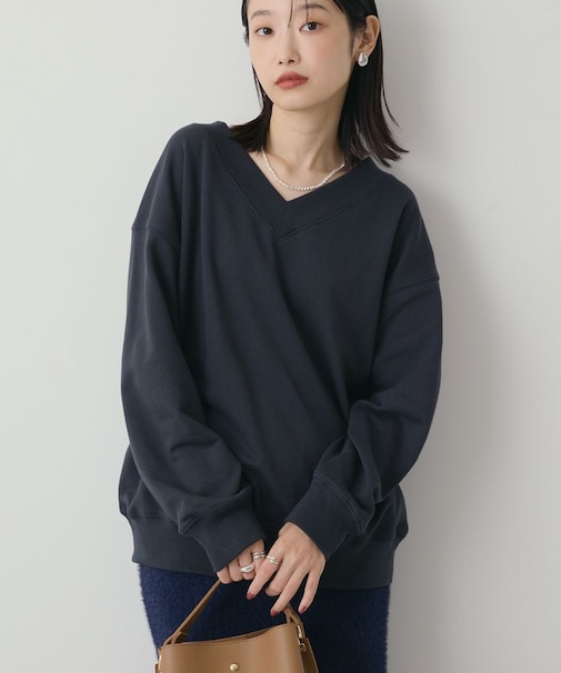Vネックワンポイントロゴスウェットプルオーバー