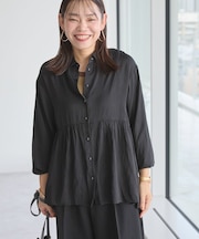 サテンティアードブラウス