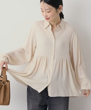 サテンティアードブラウス