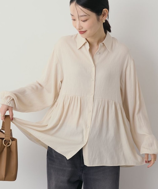 サテンティアードブラウス