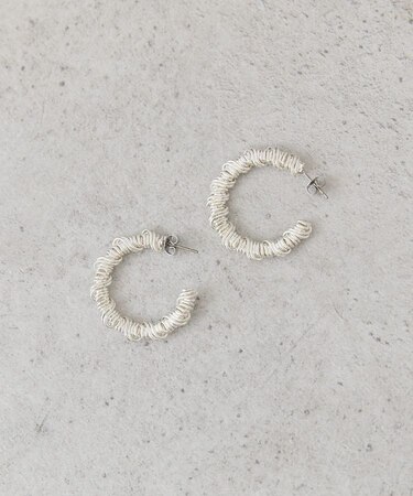 ワイヤーロールピアス