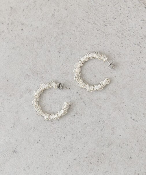 ワイヤーロールピアス