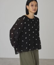 花柄刺しゅうシャーリング長袖ブラウス
