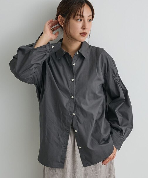 バックデザインレギュラーカラーシャツ