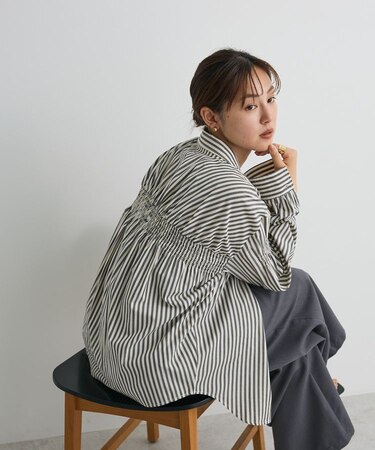 バックデザインレギュラーカラーシャツ