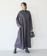 刺繍入ツイルVネックワンピース