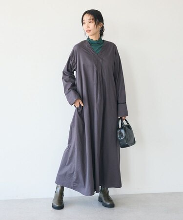 刺繍入ツイルVネックワンピース