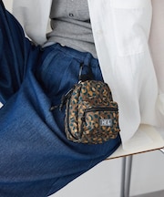 MEI/メイ 総柄ミニリュックポーチ(ストラップ付き)/PRINT MINI PACK POUCH
