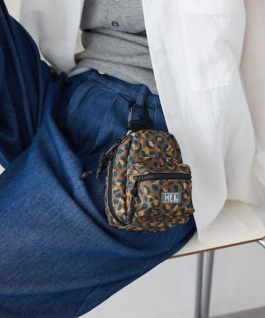 MEI/メイ 総柄ミニリュックポーチ(ストラップ付き)/PRINT MINI PACK POUCH
