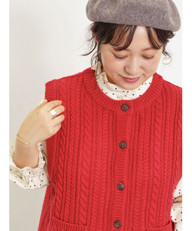 ケーブル編みニットベスト