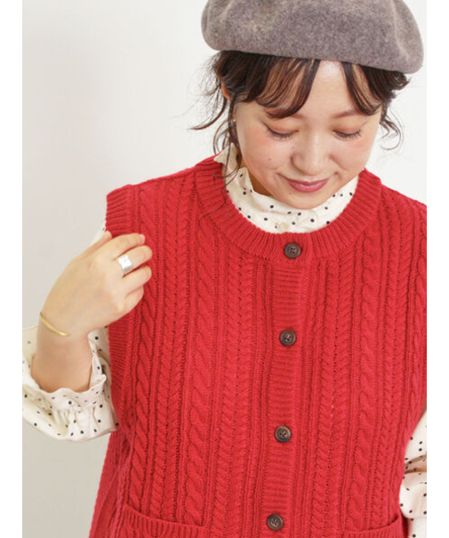 ケーブル編みニットベスト