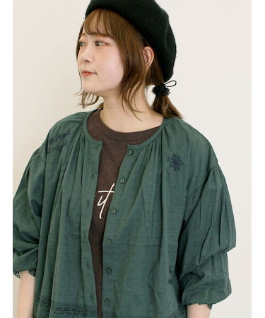 ランダム刺繍入りブラウス