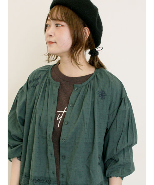 ランダム刺繍入りブラウス