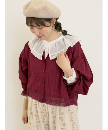 ランダム刺繍入りブラウス