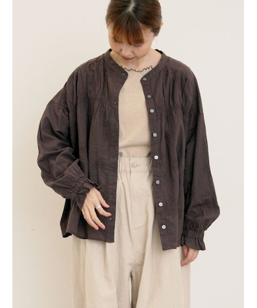ハンドステッチ風花柄シャーリングブラウス