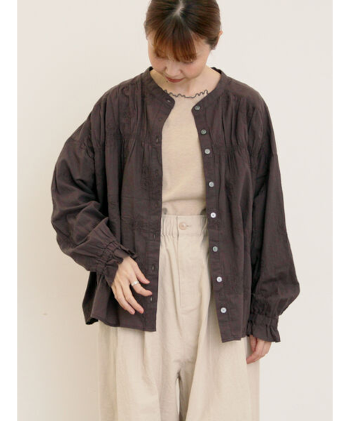 ハンドステッチ風花柄シャーリングブラウス