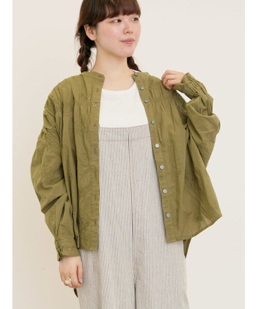 ハンドステッチ風花柄シャーリングブラウス