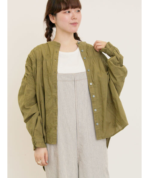 ハンドステッチ風花柄シャーリングブラウス