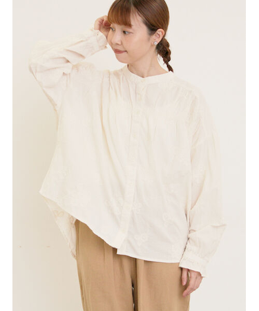 ハンドステッチ風花柄シャーリングブラウス
