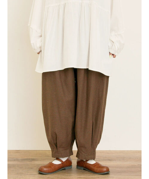 群言堂　リネン裾タックパンツ　茶色　未使用 群言堂 リネン裾タックパンツ 茶色 未使用 群言堂 リネン裾タック