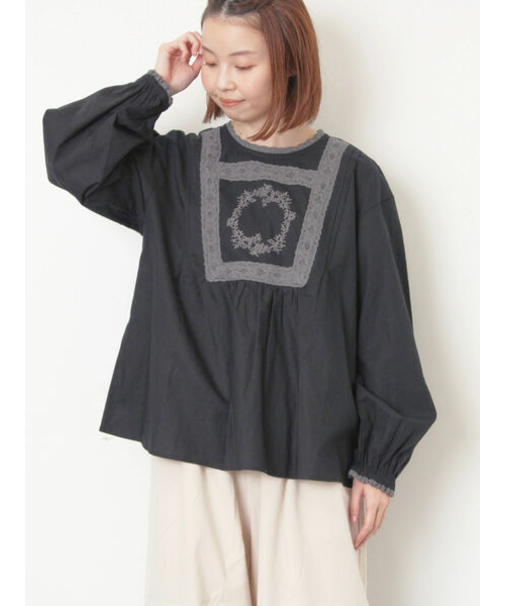 胸元モチーフ刺繍レースブラウス