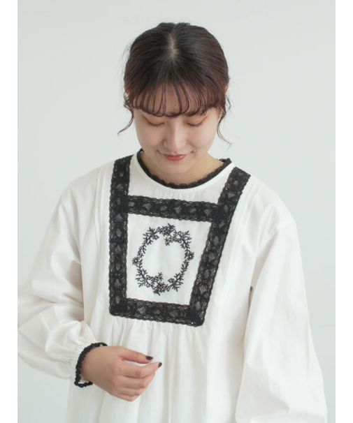 胸元モチーフ刺繍レースブラウス
