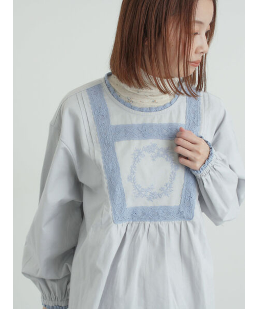 胸元モチーフ刺繍レースブラウス
