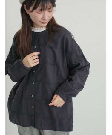 スクエア刺繍バンドカラーブラウス