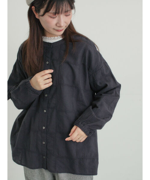 スクエア刺繍バンドカラーブラウス
