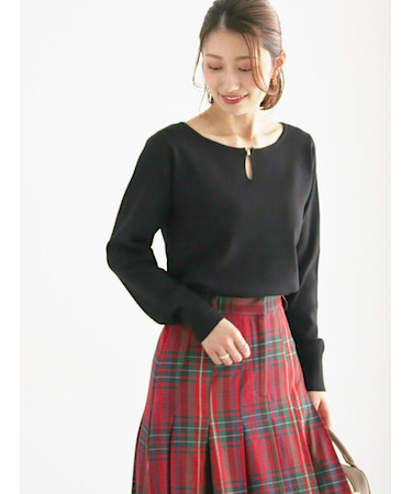 スクエアチャームキーネックプルオーバー