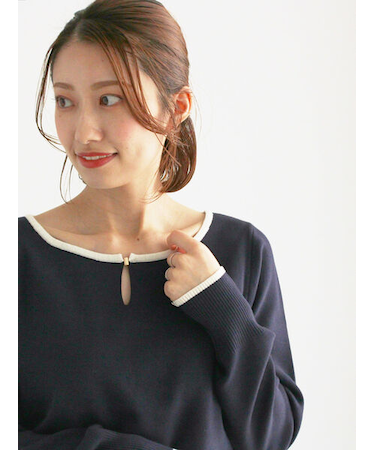 スクエアチャームキーネックプルオーバー