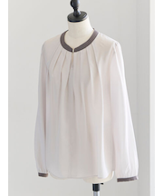 スクエアチャームフロントタックブラウス