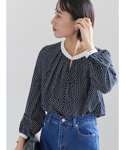 スクエアチャームフロントタックブラウス