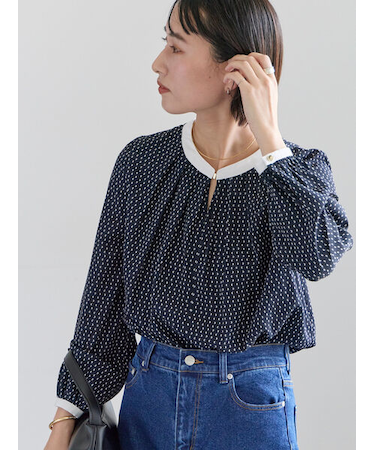 スクエアチャームフロントタックブラウス