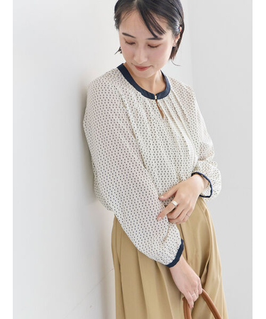 スクエアチャームフロントタックブラウス