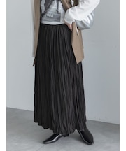 サテンランダムプリーツロングスカート