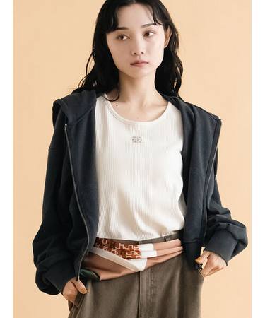 ショート丈ジップパーカー