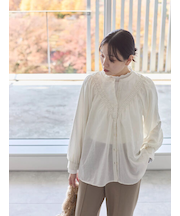 切替タックブラウス