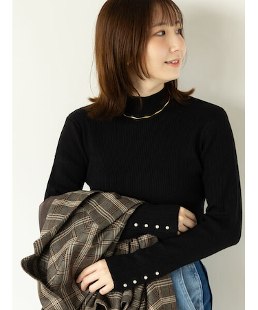 袖口釦ハイネックリブニット
