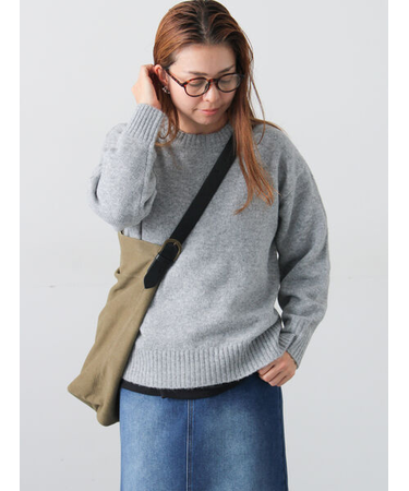 ウール混ふわふわクルーネックニット