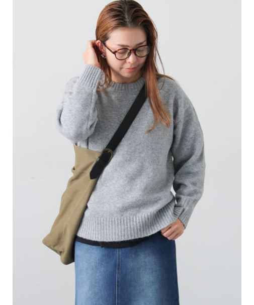 ウール混ふわふわクルーネックニット