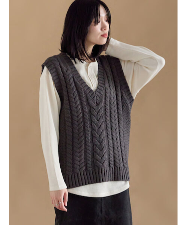 ケーブルニットベスト
