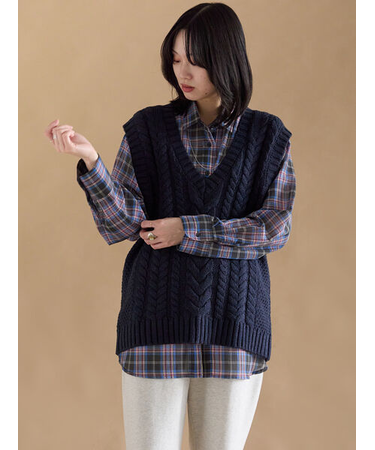 ケーブルニットベスト