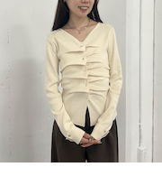 タックボタンニットプルオーバー