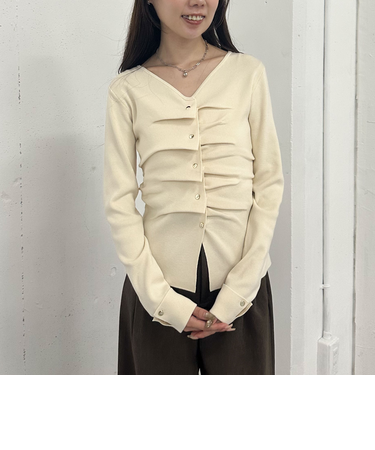 タックボタンニットプルオーバー